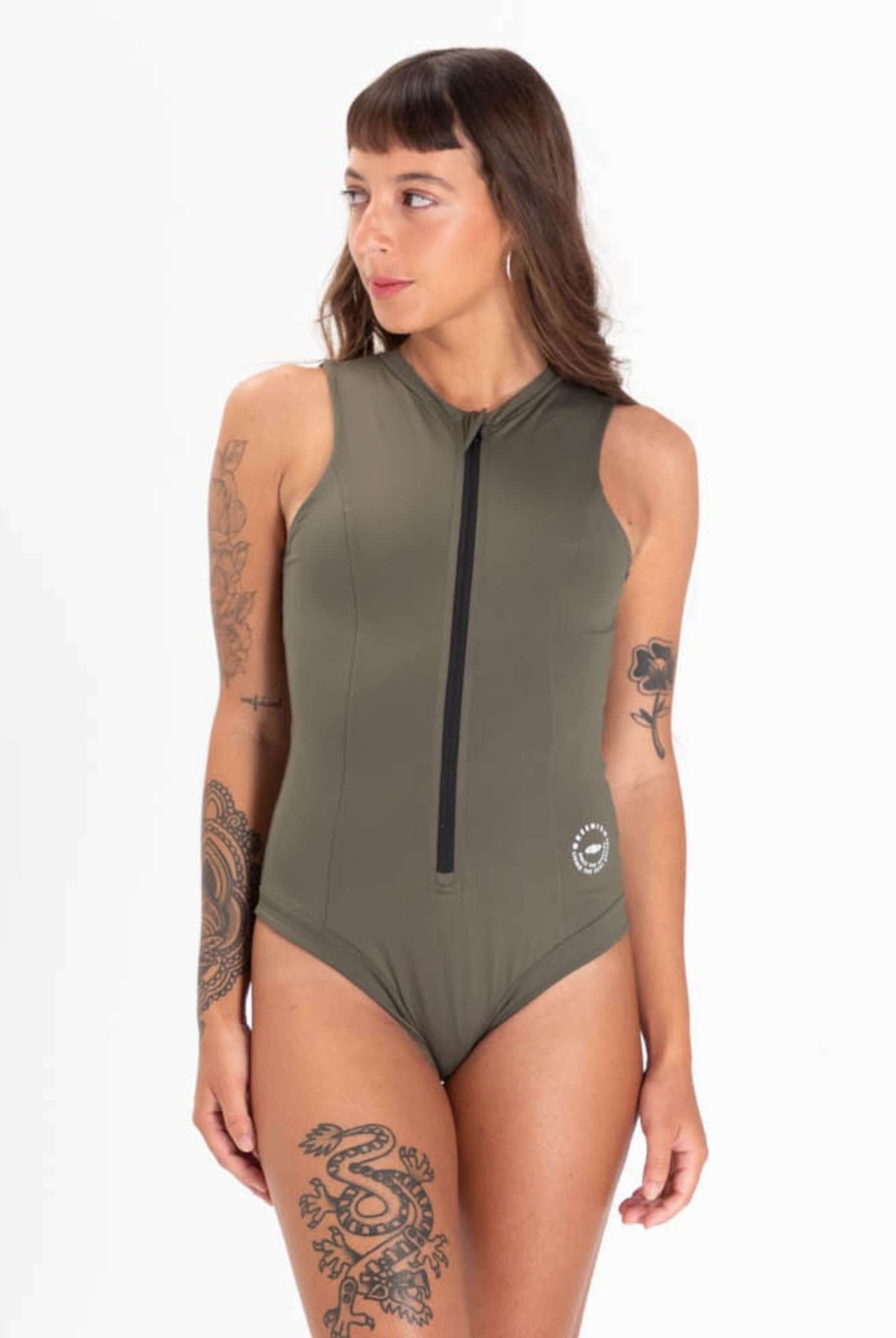 Maiô Stephanie Verde da Greenish, com zíper frontal, proteção UV 50+ e design acinturado, ideal para esportes aquáticos.