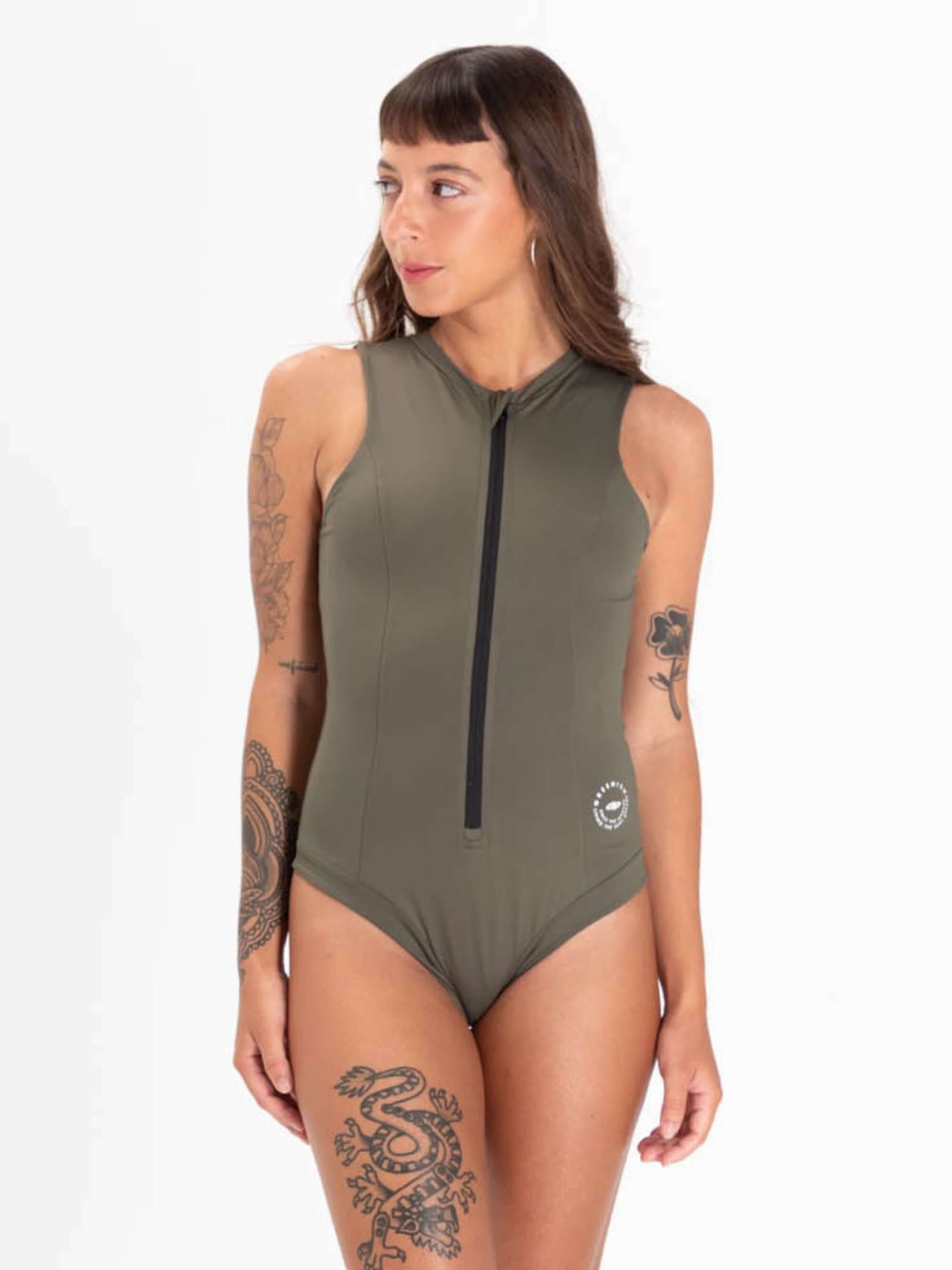 Maiô Stephanie Verde da Greenish, com zíper frontal, proteção UV 50+ e design acinturado, ideal para esportes aquáticos.