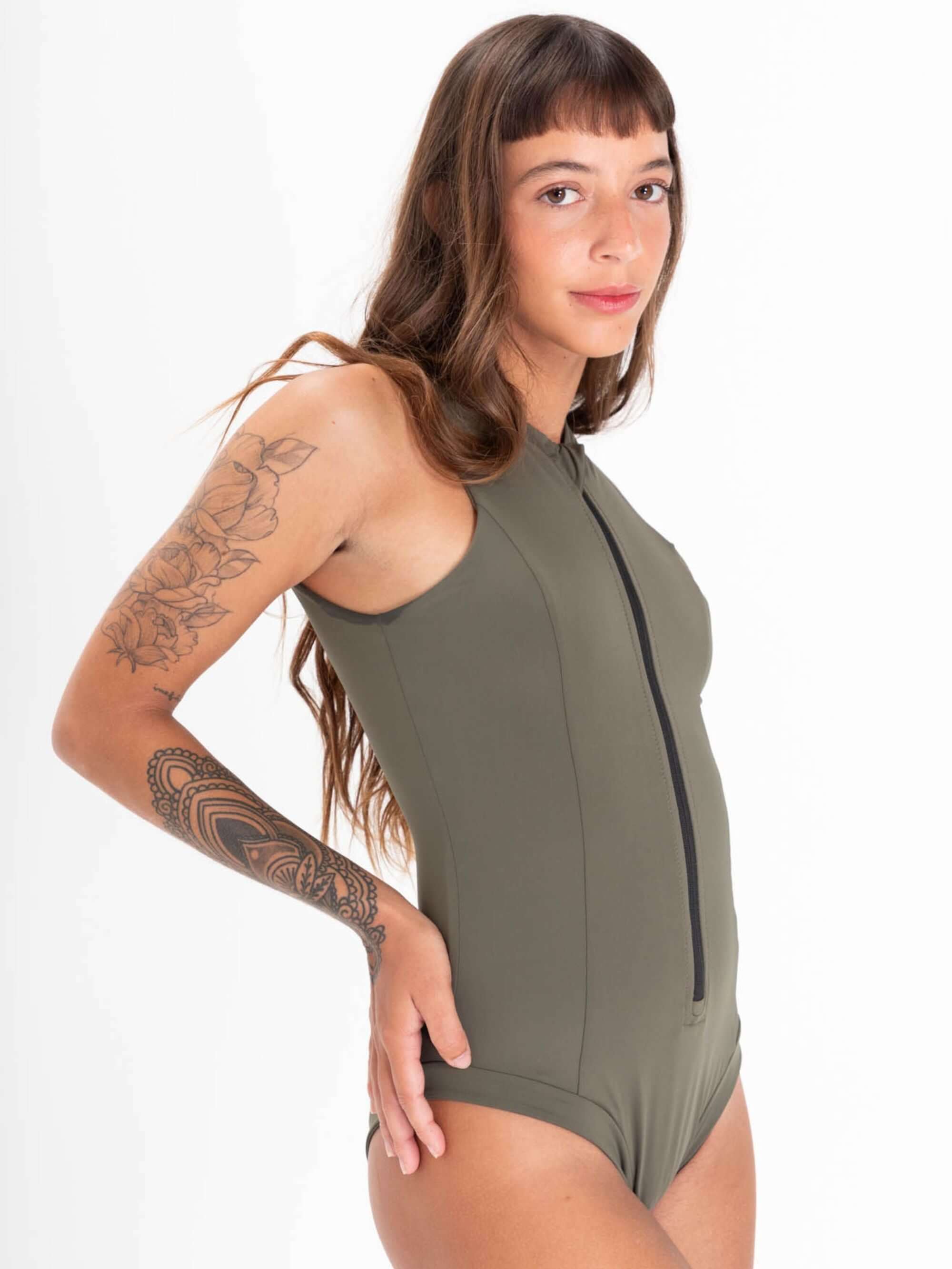 Maiô Stephanie da Greenish na cor verde, sem mangas, com zíper frontal e design que acintura o corpo.