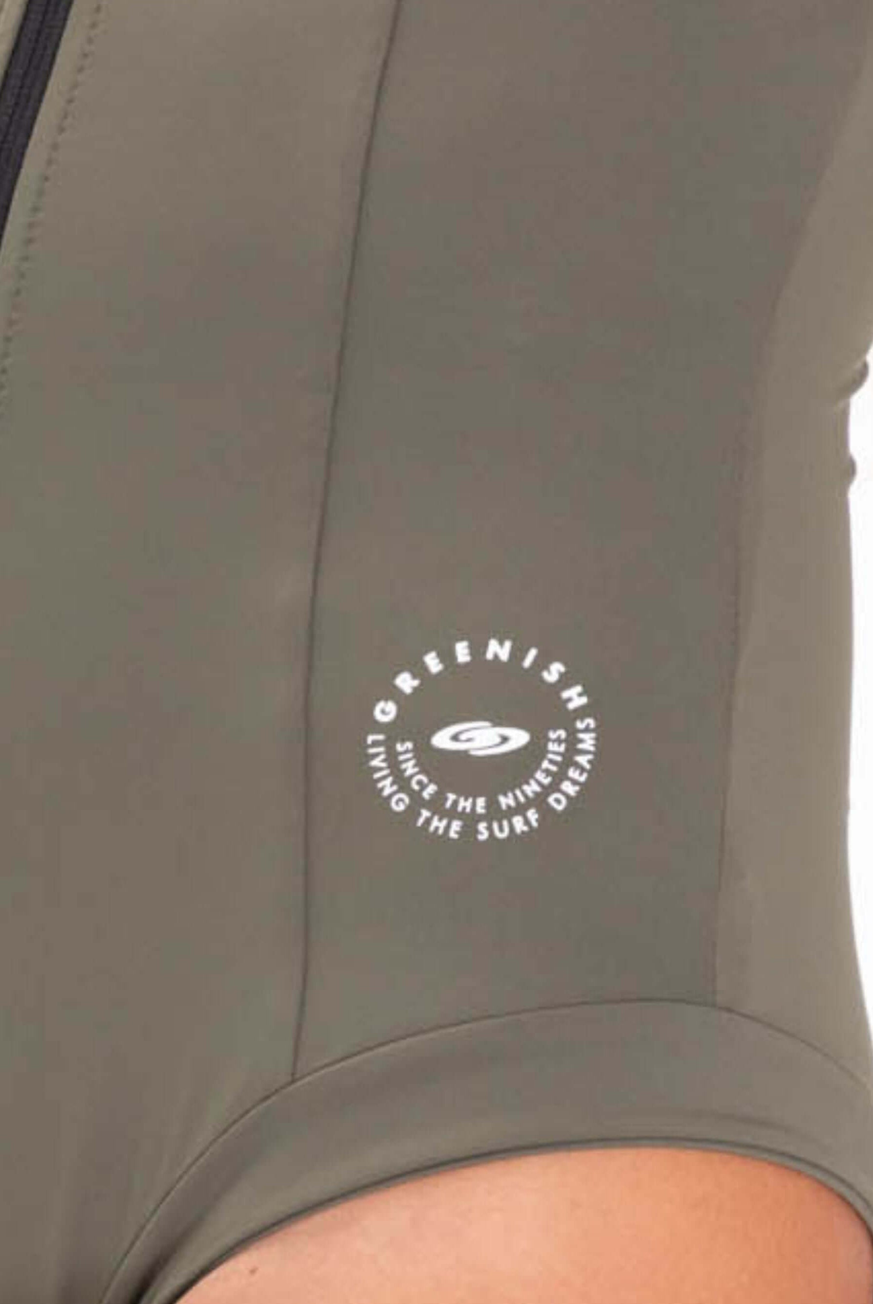 Detalhe do Maiô Stephanie Verde da Greenish, com logotipo e zíper frontal. Estilo e conforto para esportes aquáticos.