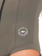 Detalhe do Maiô Stephanie Verde da Greenish, com logotipo e zíper frontal. Estilo e conforto para esportes aquáticos.