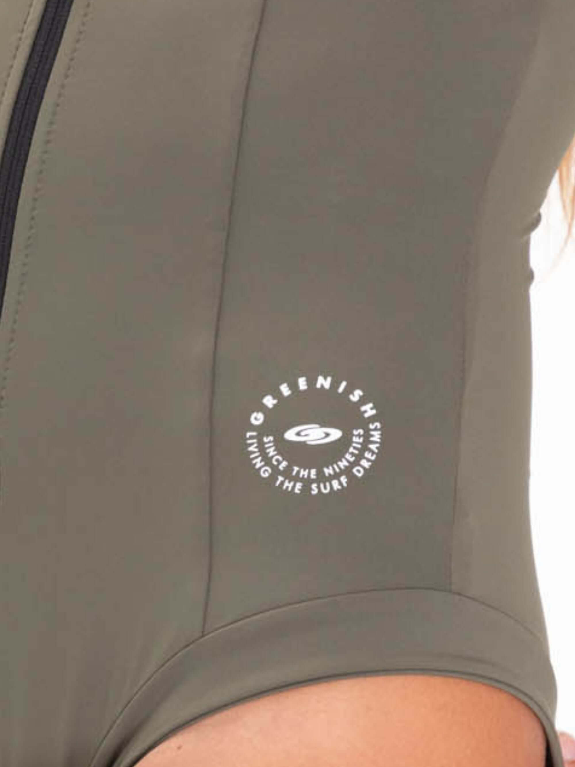 Detalhe do Maiô Stephanie Verde da Greenish, com logotipo e zíper frontal. Estilo e conforto para esportes aquáticos.