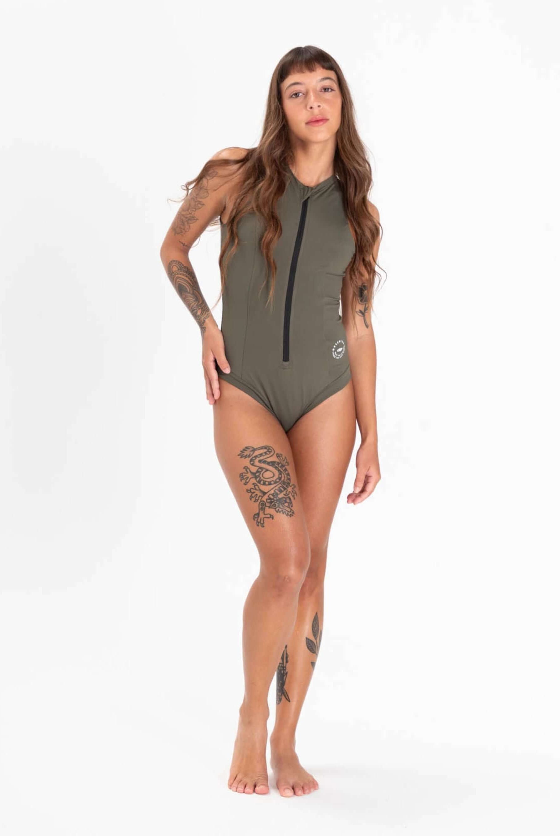 Maiô Stephanie Verde da Greenish, modelo sem mangas, com zíper frontal e proteção solar UV 50+, ideal para esportes aquáticos.