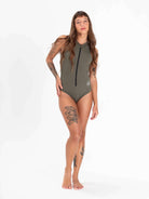 Maiô Stephanie Verde da Greenish, modelo sem mangas, com zíper frontal e proteção solar UV 50+, ideal para esportes aquáticos.