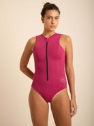 Maiô Stephanie da Greenish, modelo sem mangas em tom vinho, com zíper frontal e proteção UV 50+, ideal para esportes aquáticos.