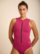 Maiô Stephanie da Greenish na cor vinho, com zíper frontal e sem mangas, ideal para esportes aquáticos.