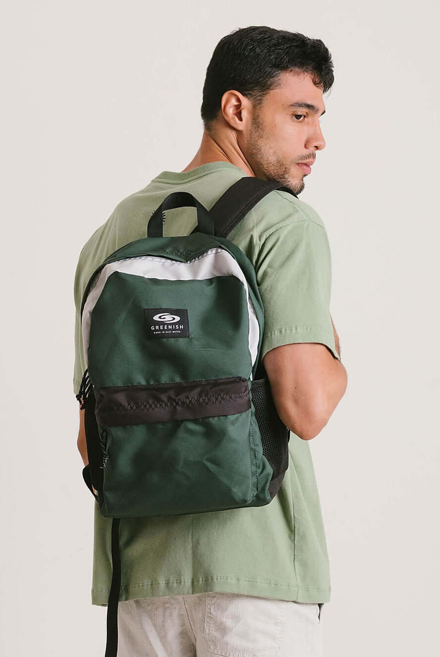 Mochila verde da Greenish, modelo MOCHILA COLORS, sendo usada por um homem, ideal para estilo e praticidade.