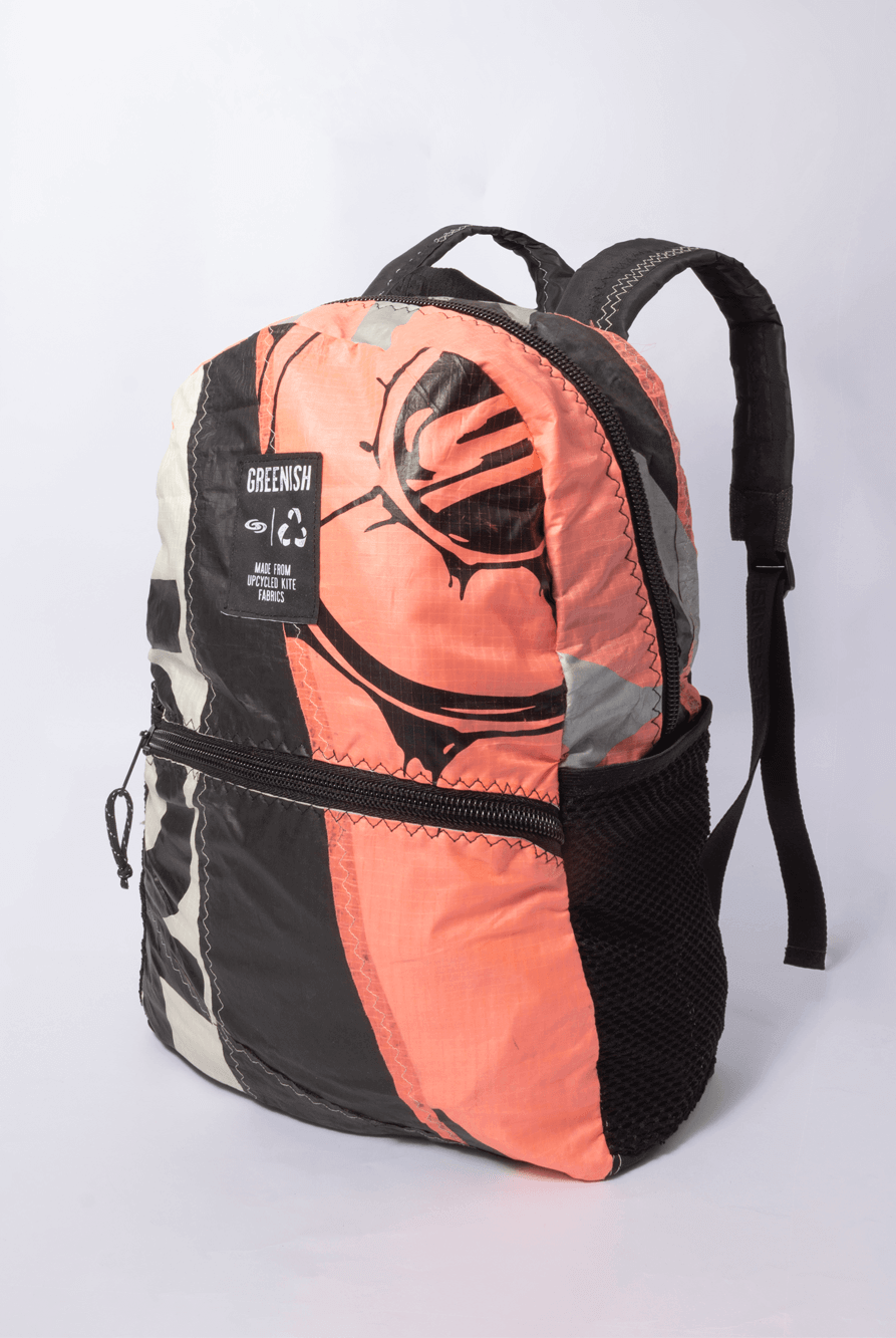 Mochila Greenish de upcycling, feita de pipa de kitesurf, leve e resistente, ideal para apoiar a causa sustentável.