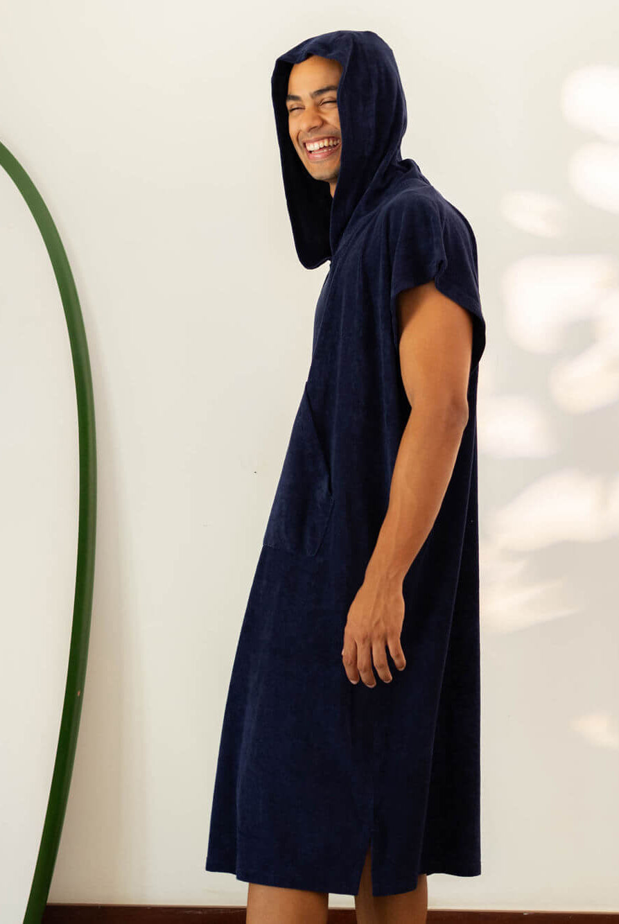 Poncho adulto canguru azul marinho da Greenish, ideal para praia e esportes aquáticos, com capuz e bolsos.