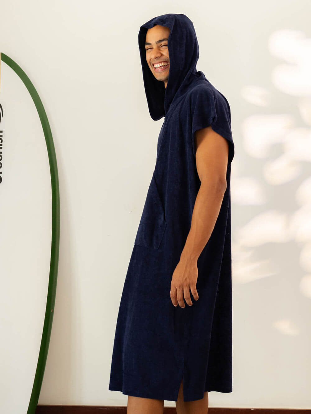 Poncho adulto canguru azul marinho da Greenish, ideal para praia e esportes aquáticos, com capuz e bolsos.