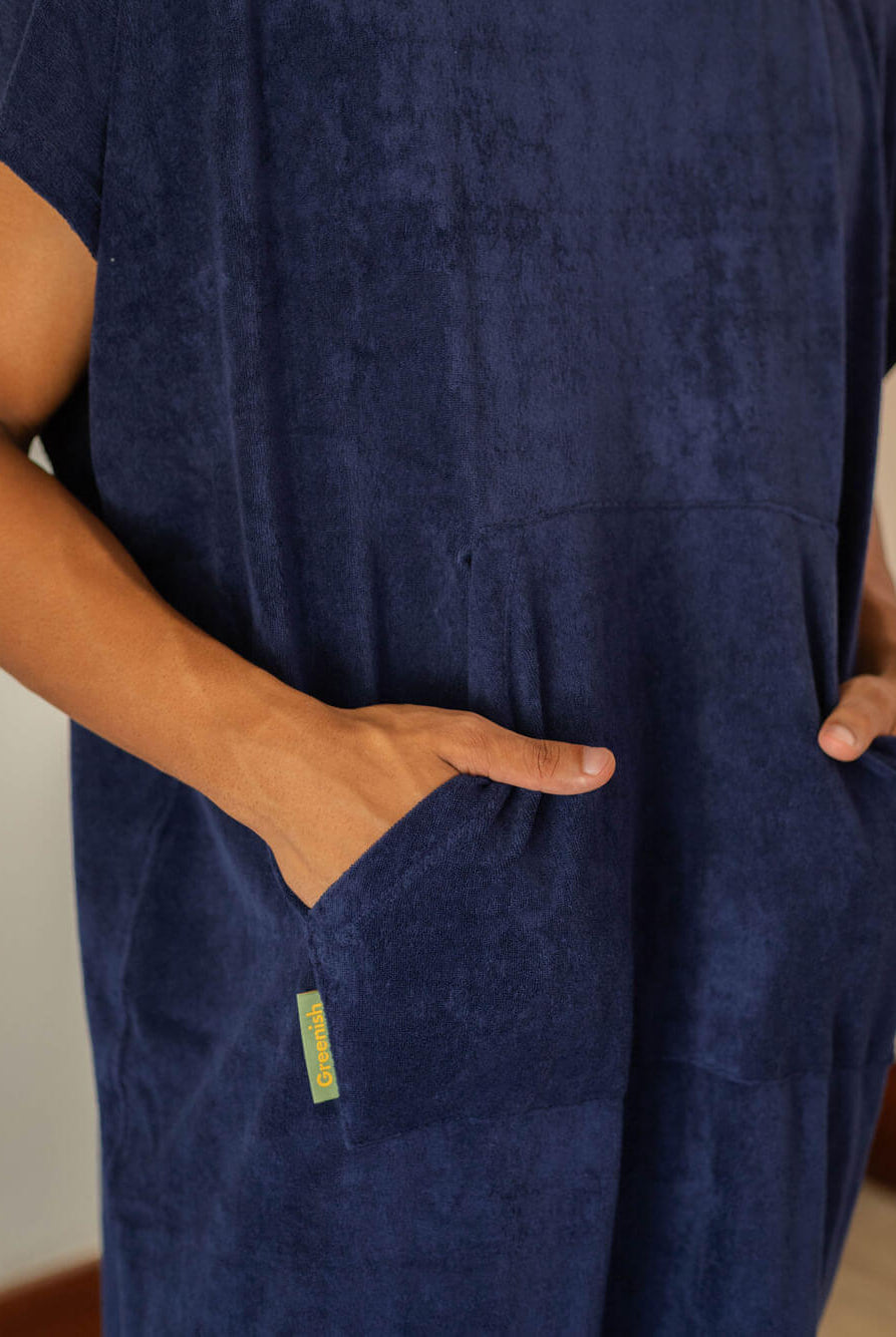 Poncho adulto azul marinho Greenish com bolsos canguru, ideal para praia e conforto no dia a dia.
