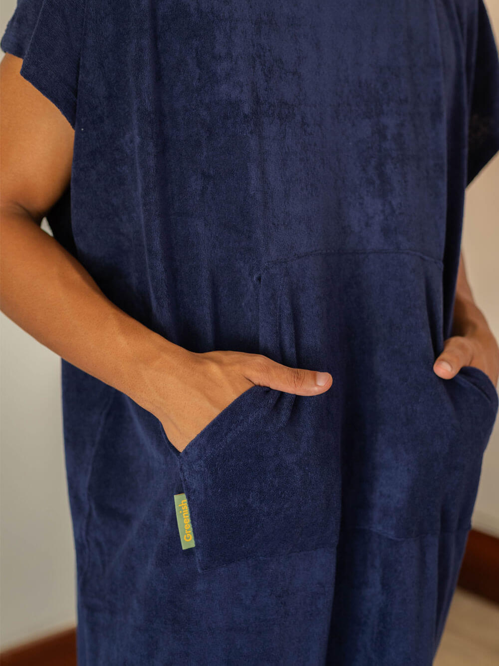 Poncho adulto azul marinho Greenish com bolsos canguru, ideal para praia e conforto no dia a dia.
