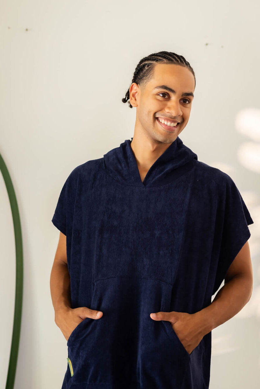 Poncho adulto azul marinho da Greenish, ideal para praia e esportes aquáticos, com capuz e bolsos canguru.