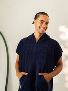 Poncho adulto azul marinho da Greenish, ideal para praia e esportes aquáticos, com capuz e bolsos canguru.