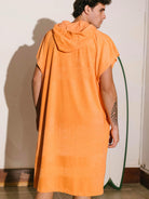 Poncho adulto coral Greenish, com capuz e tecido atoalhado, ideal para praia e esportes aquáticos.