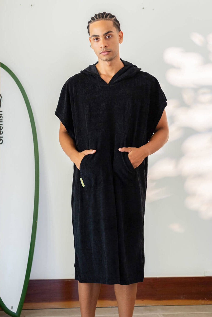 Poncho adulto Black da Greenish, perfeito para praia com bolsos canguru e tecido atoalhado super absorbente.