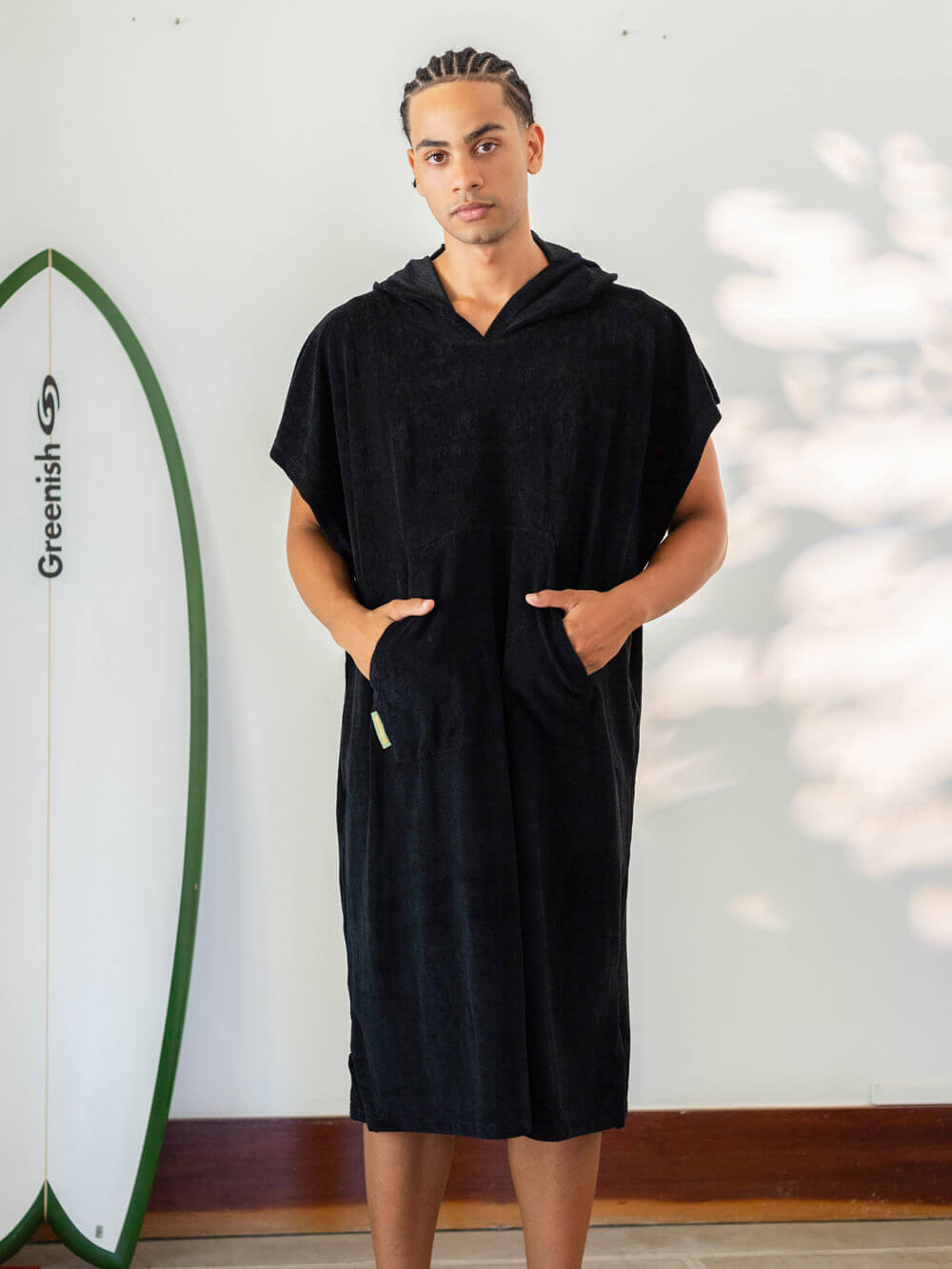 Poncho adulto Black da Greenish, perfeito para praia com bolsos canguru e tecido atoalhado super absorbente.