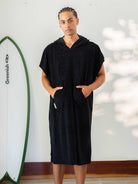 Poncho adulto Black da Greenish, perfeito para praia com bolsos canguru e tecido atoalhado super absorbente.