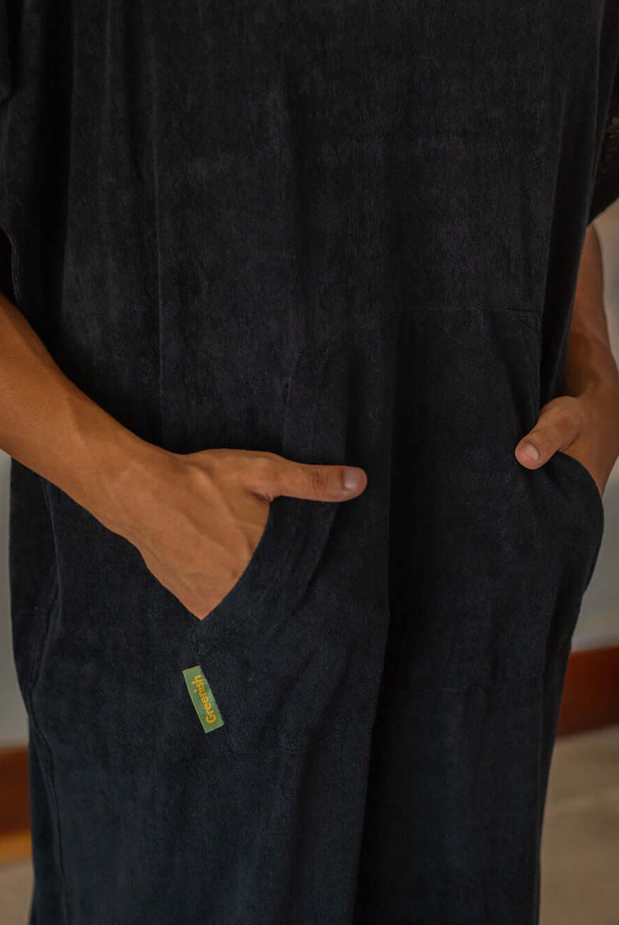 Poncho adulto Black da Greenish com bolsos canguru, ideal para praia e esportes aquáticos.