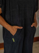 Poncho adulto Black da Greenish com bolsos canguru, ideal para praia e esportes aquáticos.