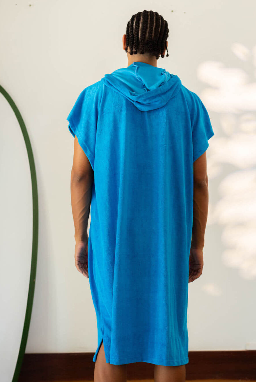 Poncho adulto canguru turquesa da marca Greenish, perfeito para praia e esportes aquáticos, com capuz e tecido atoalhado.