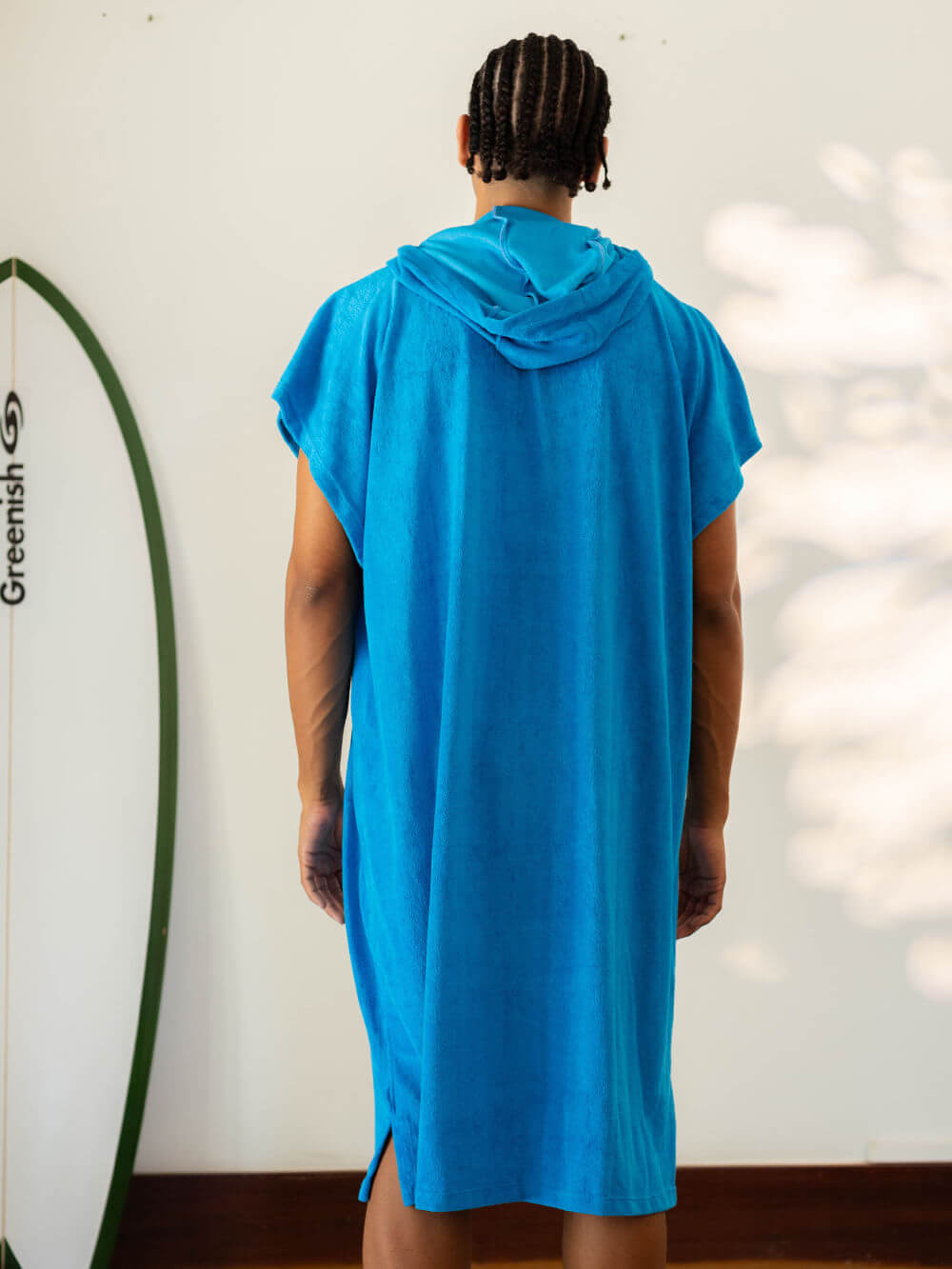 Poncho adulto canguru turquesa da marca Greenish, perfeito para praia e esportes aquáticos, com capuz e tecido atoalhado.