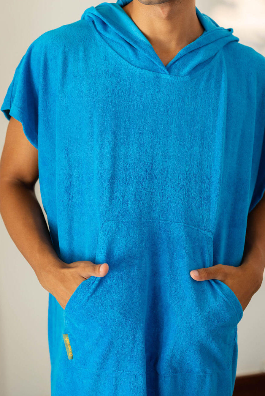 Poncho adulto canguru turquesa da Greenish, com capuz e bolsos frontais, ideal para praia e esportes aquáticos.