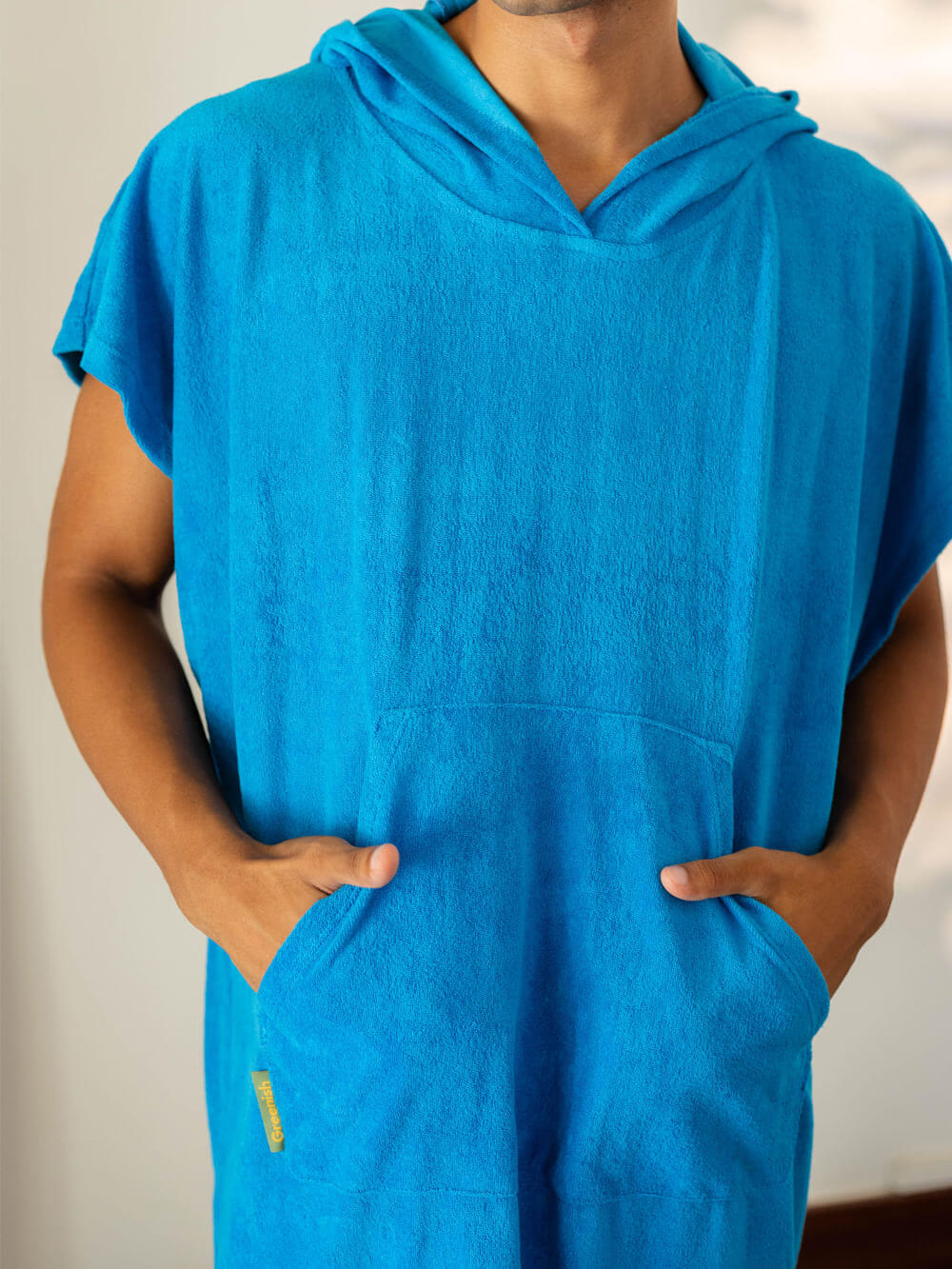Poncho adulto canguru turquesa da Greenish, com capuz e bolsos frontais, ideal para praia e esportes aquáticos.