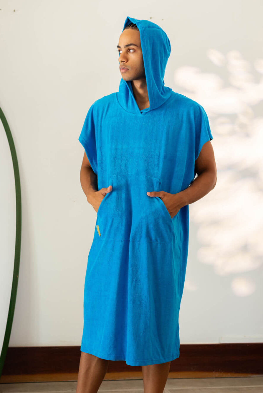 Poncho adulto turquesa com capuz e bolsos canguru - conforto e proteção na praia. Greenish.