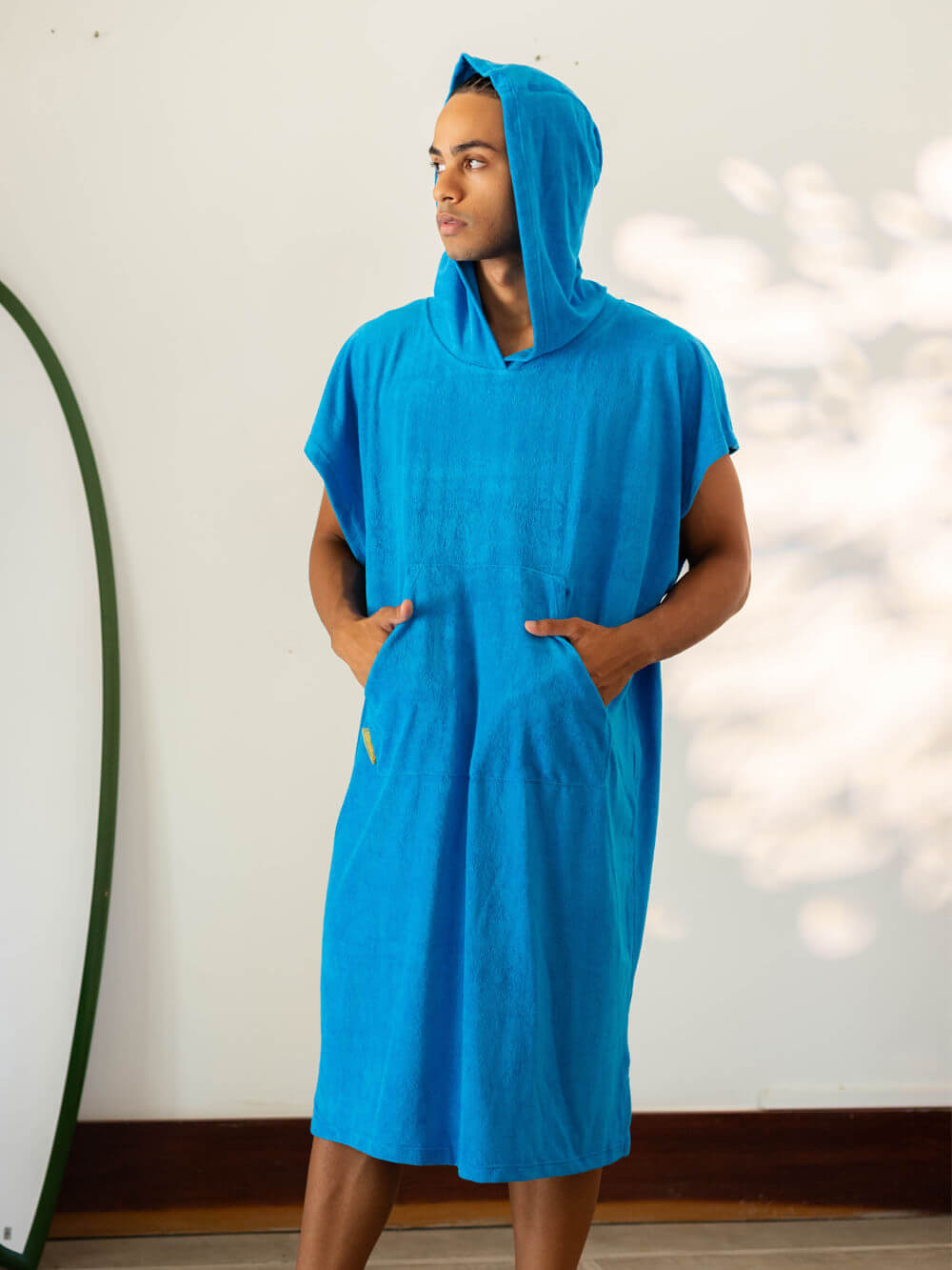 Poncho adulto turquesa com capuz e bolsos canguru - conforto e proteção na praia. Greenish.