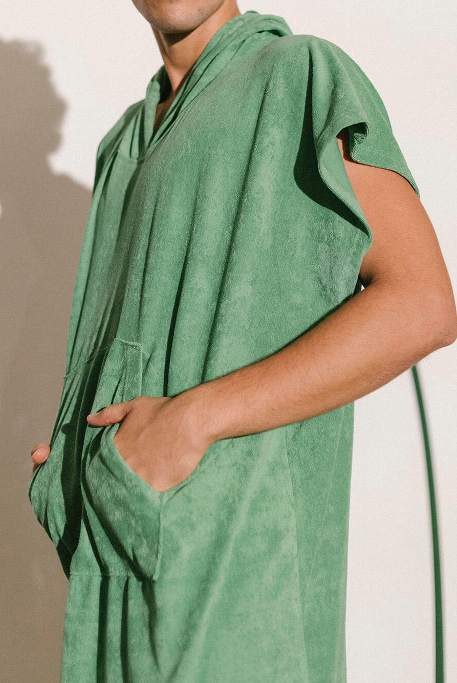Poncho adulto verde da Greenish com bolso canguru, ideal para a praia e secagem rápida.