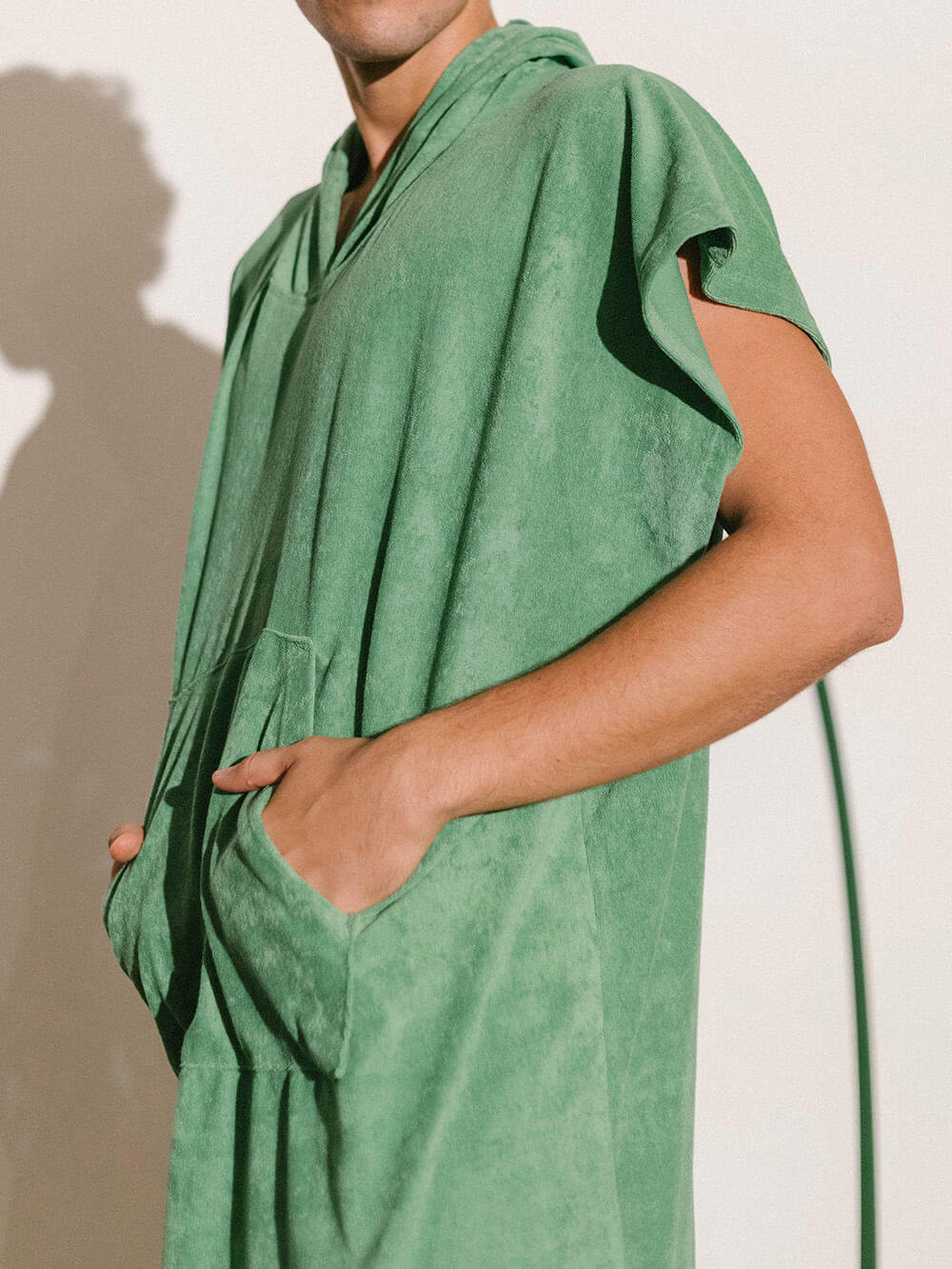 Poncho adulto verde da Greenish com bolso canguru, ideal para a praia e secagem rápida.
