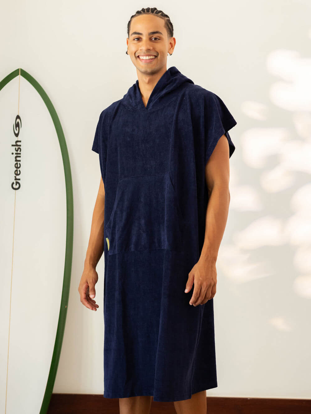 Modelo usando o Poncho Adulto Bolso Canguru Azul Marinho da Greenish, ideal para a praia e esportes aquáticos.