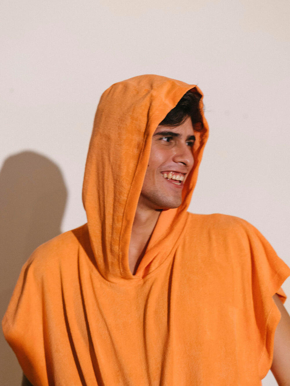 Poncho adulto canguru Greenish na cor coral, ideal para praia e esportes aquáticos, oferecendo conforto e privacidade.