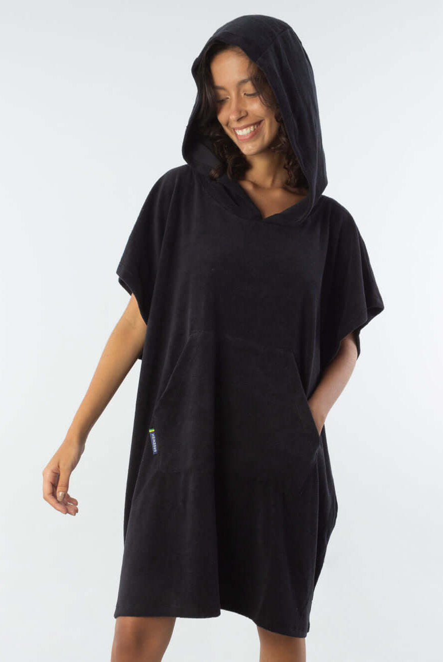 Poncho curto atoalhado preto com capuz e bolso canguru, ideal para praia e atividades aquáticas.