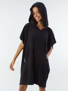 Poncho curto atoalhado preto com capuz e bolso canguru, ideal para praia e atividades aquáticas.