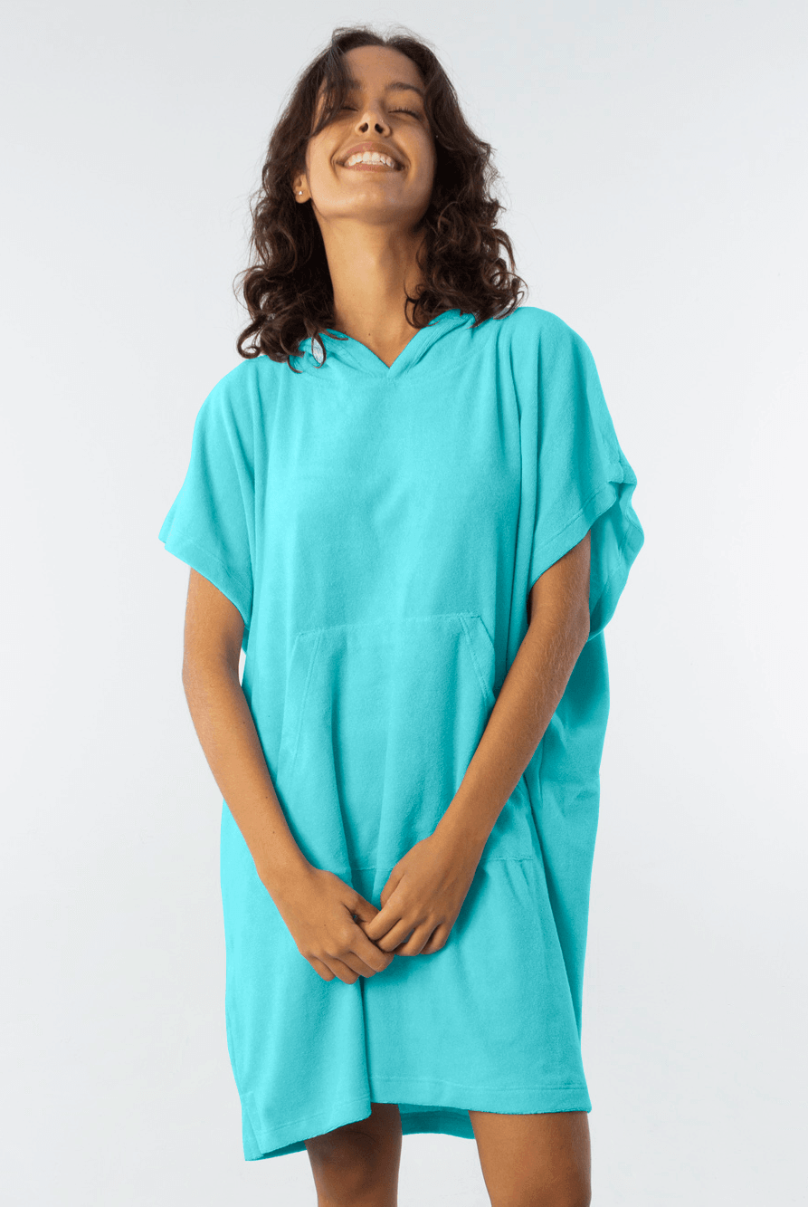 Turquoise short hooded poncho with kangaroo pocket, ideal for beach and water sports, quick-drying and absorbent fabric.