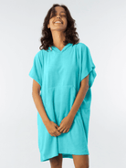 Turquoise short hooded poncho with kangaroo pocket, ideal for beach and water sports, quick-drying and absorbent fabric.