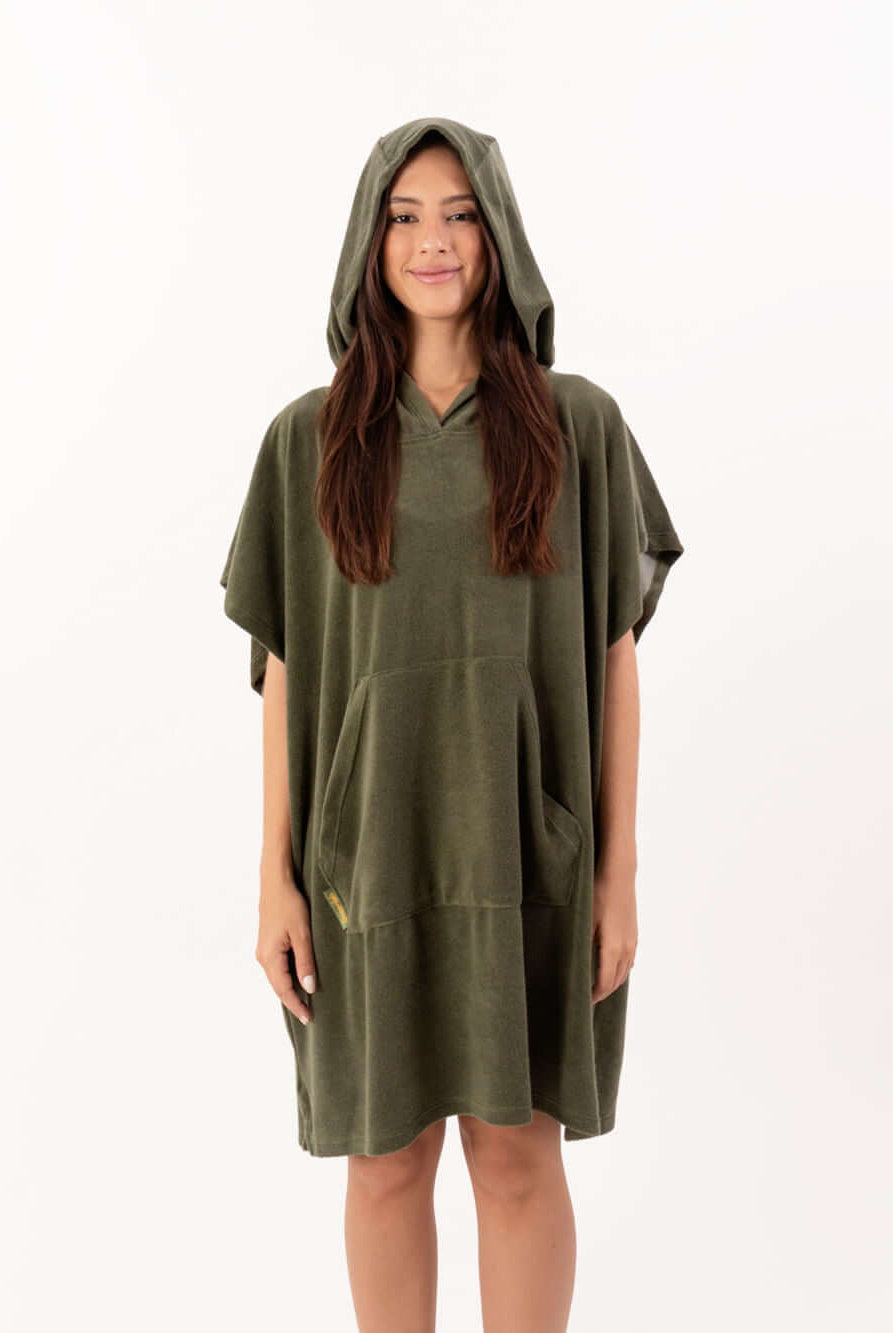 Poncho curto atoalhado verde oliva da marca Greenish, ideal para praia e esportes aquáticos, com capuz e bolso canguru.