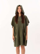 Poncho curto atoalhado verde oliva da marca Greenish, ideal para praia e esportes aquáticos, com capuz e bolso canguru.