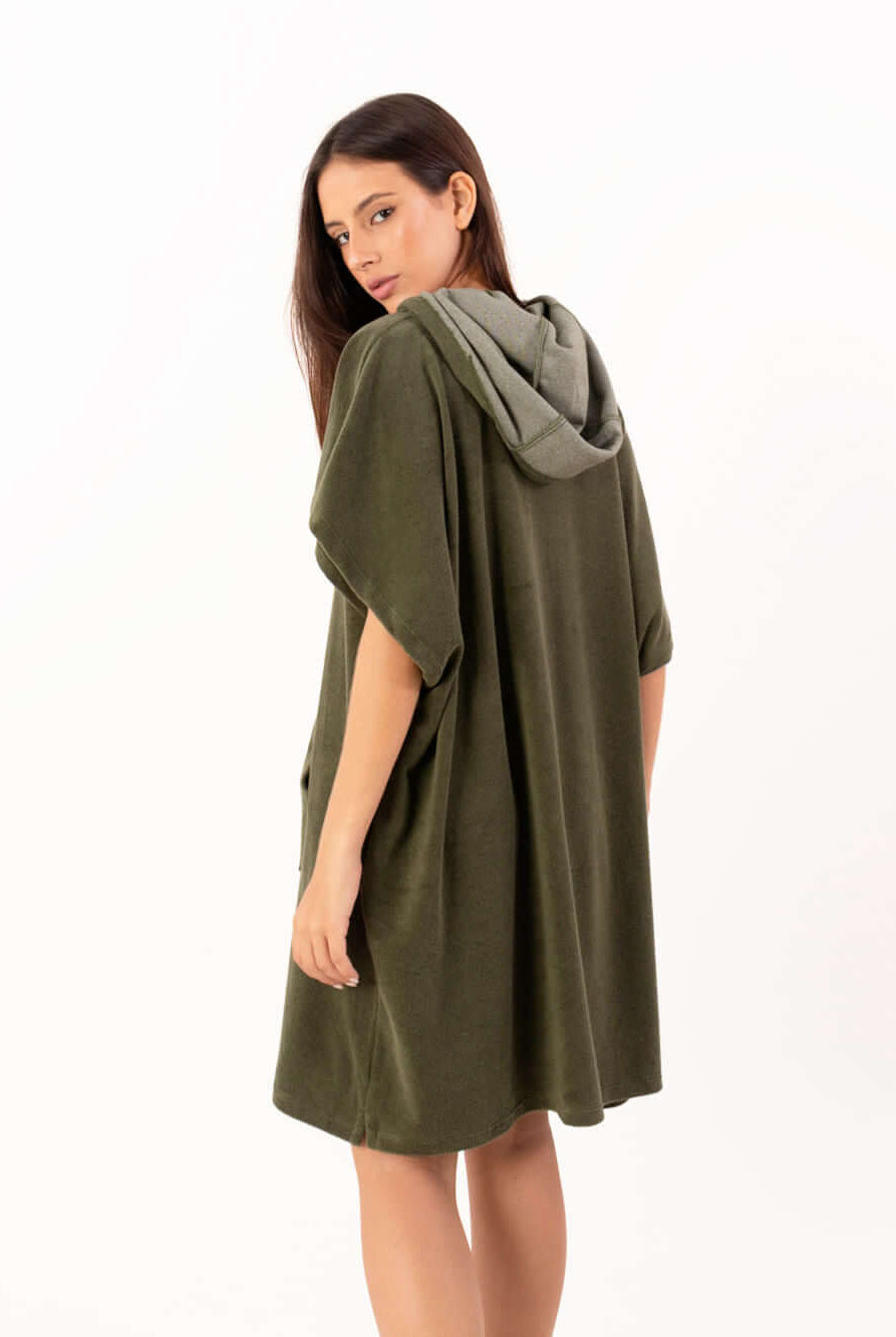 Poncho curto atoalhado verde oliva com bolso, da marca Greenish, ideal para praia e esportes aquáticos.
