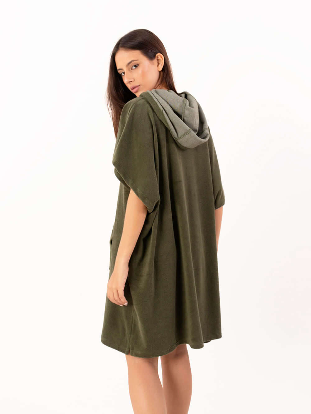 Poncho curto atoalhado verde oliva com bolso, da marca Greenish, ideal para praia e esportes aquáticos.