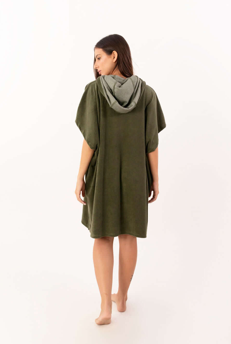 Poncho curto atoalhado verde oliva com capuz, ideal para praia e esportes aquáticos - Greenish.