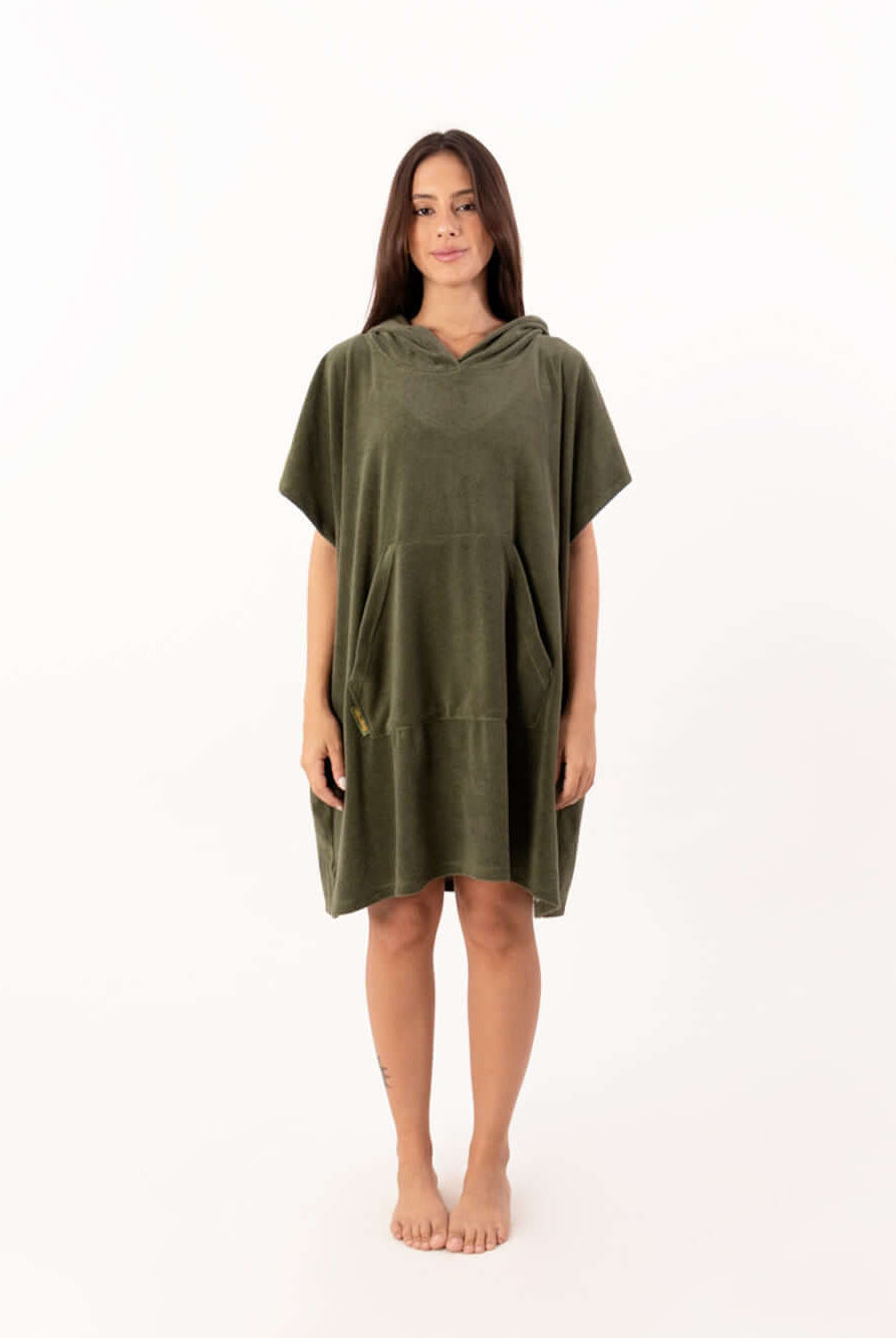 Poncho curto atoalhado verde oliva com bolso, ideal para praia e esportes aquáticos - Greenish.