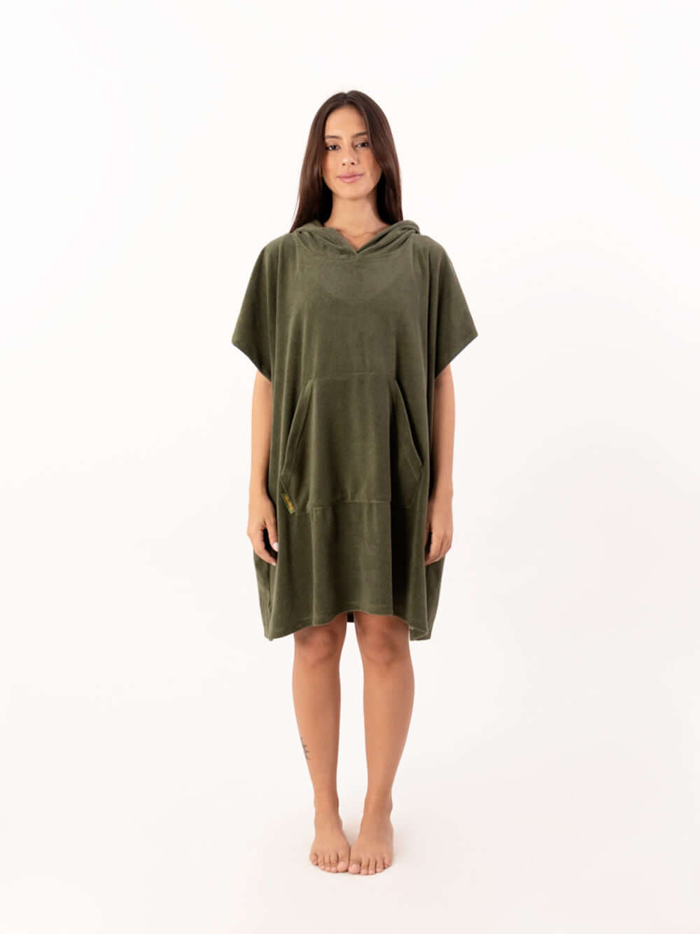 Poncho curto atoalhado verde oliva com bolso, ideal para praia e esportes aquáticos - Greenish.