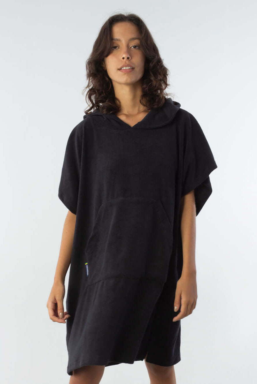 Poncho curto atoalhado preto com capuz e bolso frontal, ideal para praia e esportes aquáticos.