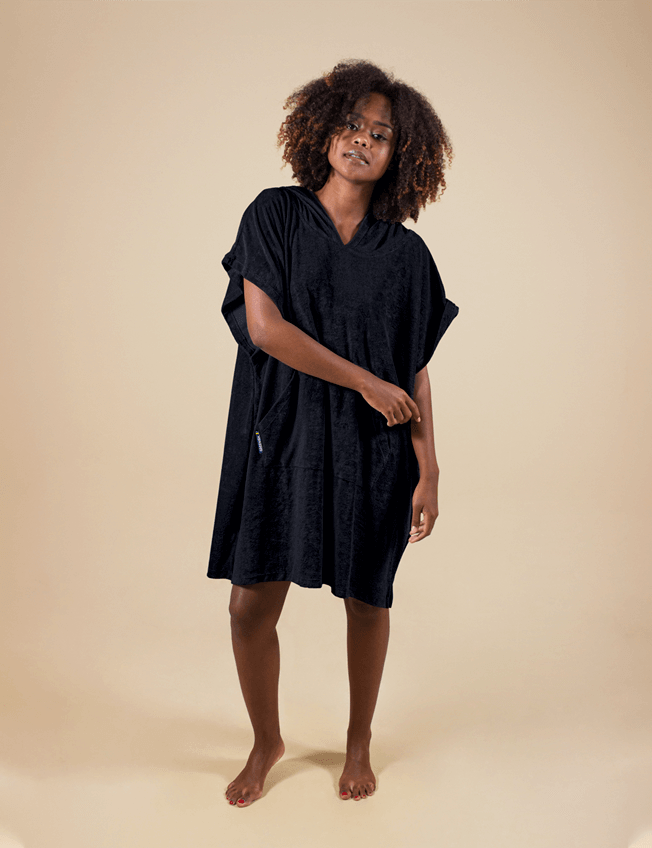 Moda praia: Poncho curto atoalhado preto com bolso, ideal para aquecer e oferecer privacidade em práticas aquáticas.