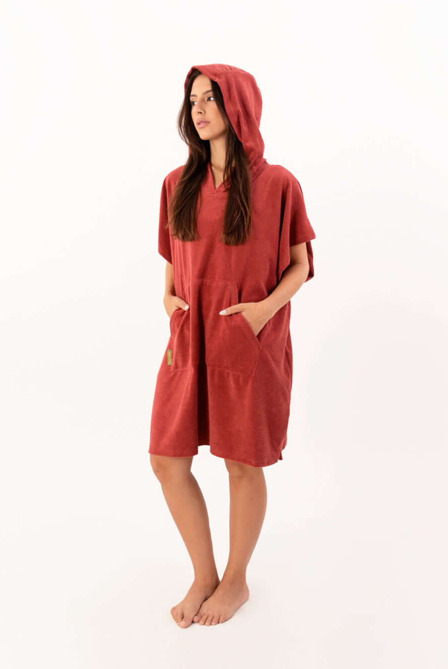 Poncho curto atoalhado com bolso, ideal para praia, aquecimento e privacidade na troca de roupas.