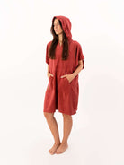 Poncho curto atoalhado com bolso, ideal para praia, aquecimento e privacidade na troca de roupas.