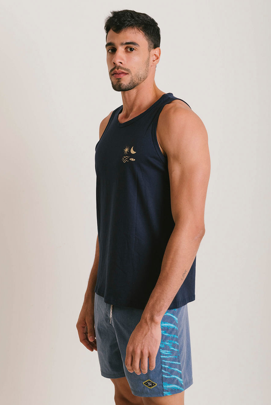 Regata masculina azul marinho da Greenish, feita de algodão sustentável, com design original e caimento perfeito.